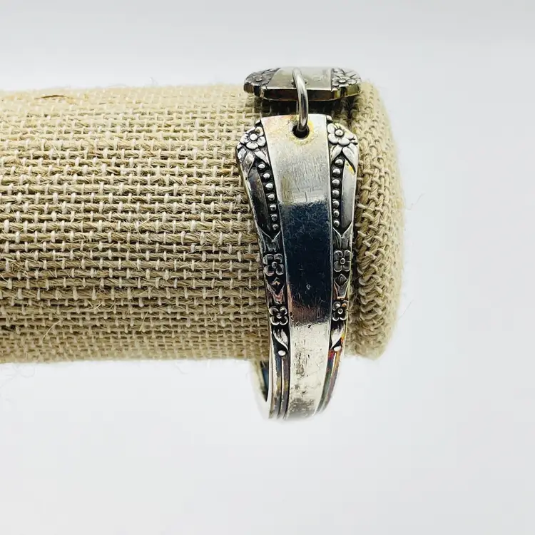 ONEIDA Signed Silver Tone Hinged Bangle Bracelet Floral Engraved Design Vintage 11937