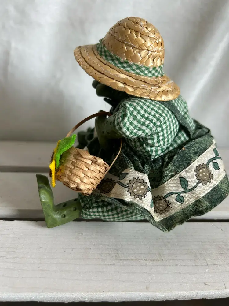 Vintage Russ Berrie, The Country Folks, Frog -Mrs. Garden Hopper home decor EUC