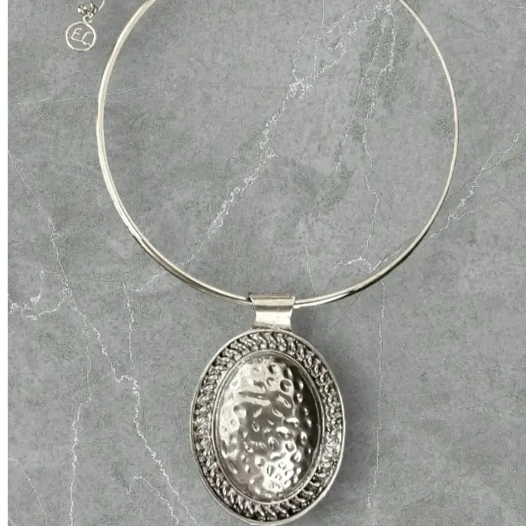 Erica Lyons Oval Hammered Pendant Collar Choker Necklace Silver Tone
 The Spot On Maker Tag Is The Plastic Protector It Came With New. 