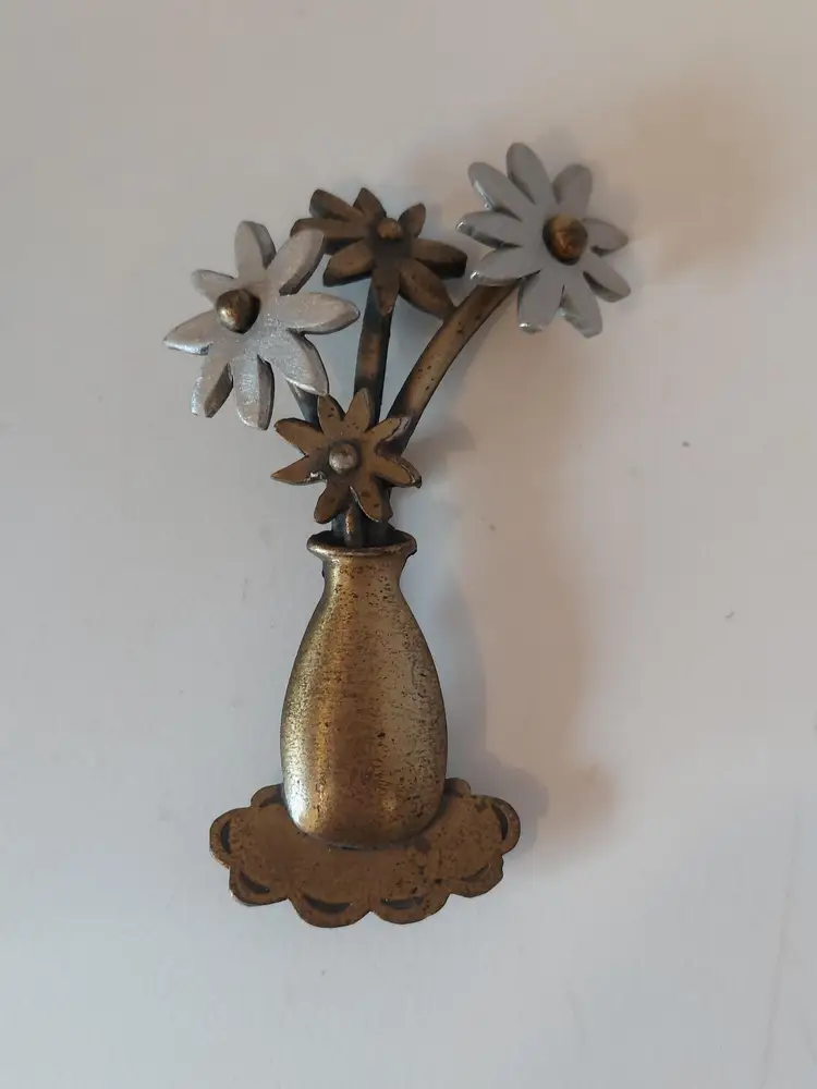 Jonette Jewelry JJ Multi Metal-Tone Daisy Flowers In A Vase Brooch Pin