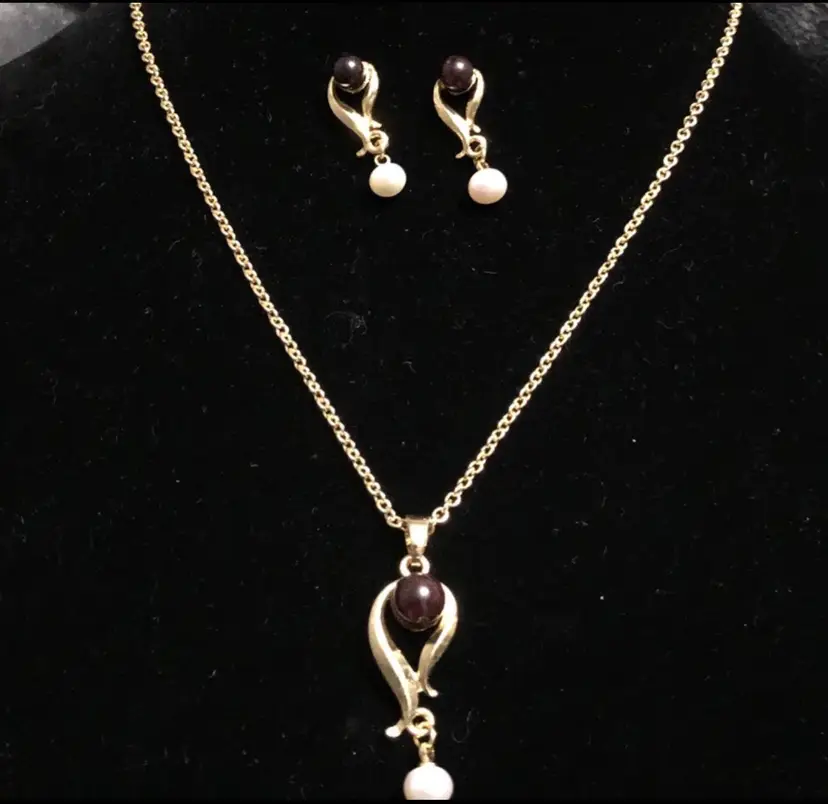 14KT Gold Pendent Black Glass Bead & Pearl (Gold Tone Chain) Necklace & Earrings