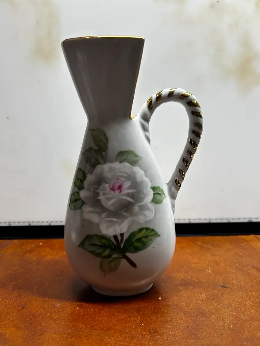 Shirt Collar Floral Vase