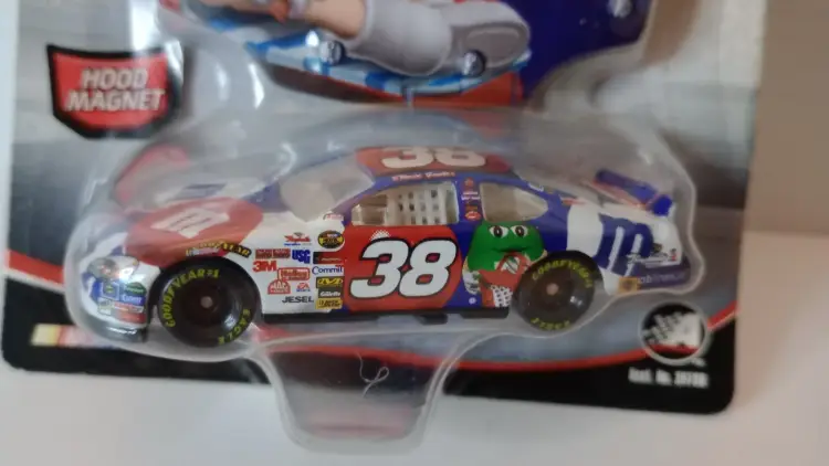 2005 Winner's Circle 1:64 Scale Elliot Sadler #38 M&M's 4th of July Diecast Car
