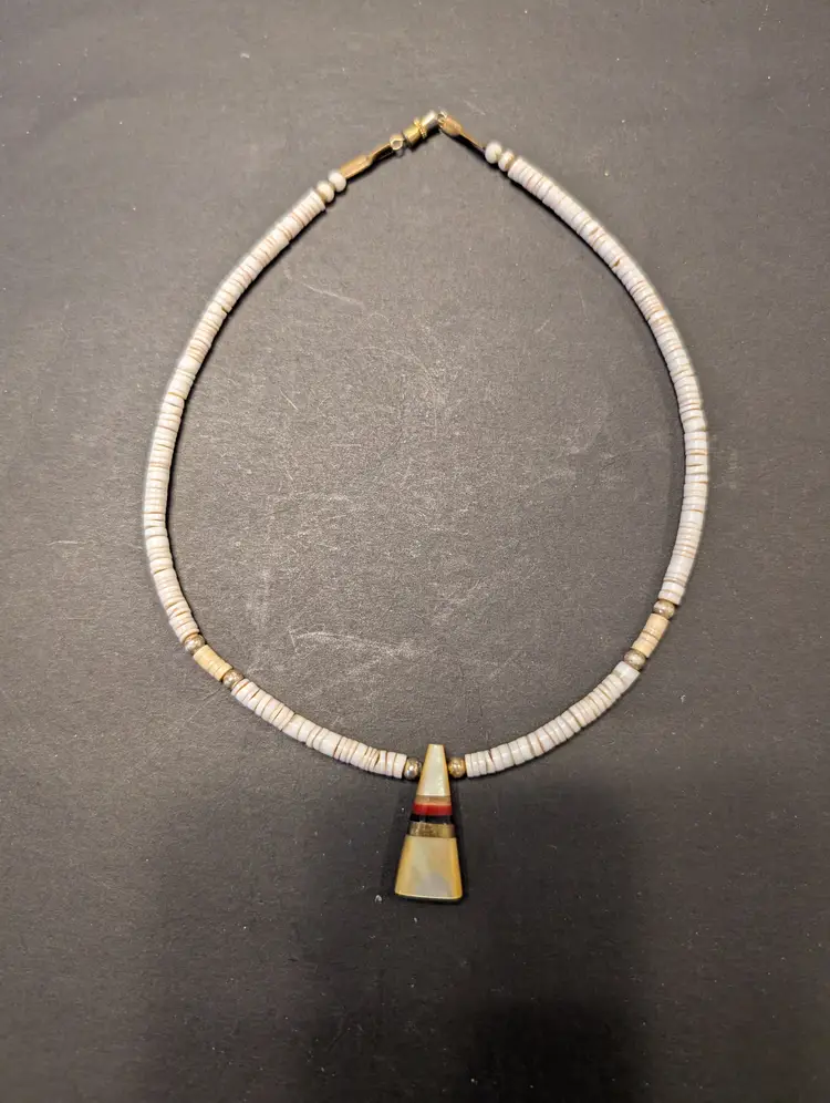 Vtg Heishi Shell Necklace Triangle Mother of Pearl Inlaid pendant 15" barrel clasp