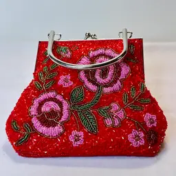 Beaded Red & Pink Floral Evening Purse With Silver Tone KISS Clasp And Chain VTG