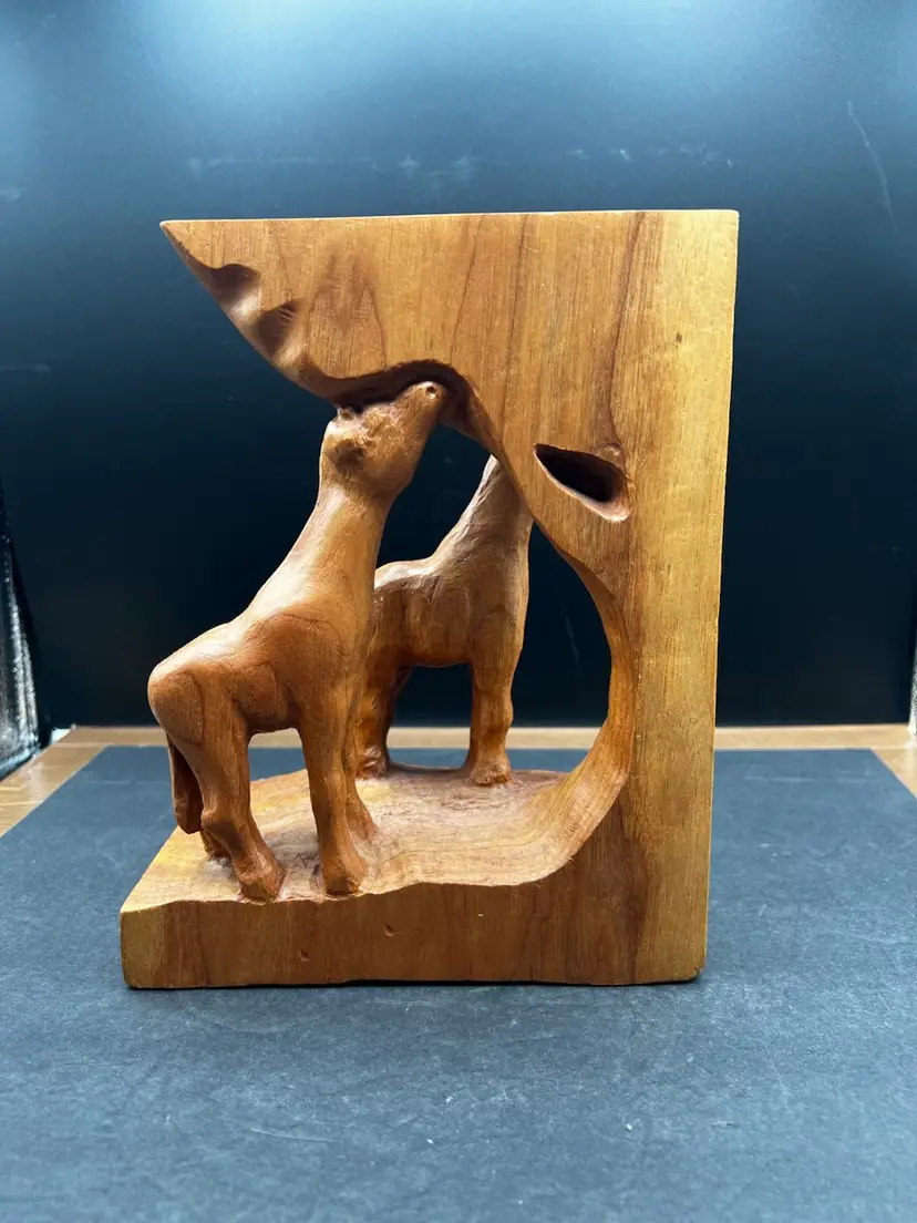 #2010B Vintage Signed Hand Carved Giraffe Statue/Single Bookend
9β Tall X 7β X 6β
In Very Good Condition.
Signed Barry β94 On Bottom