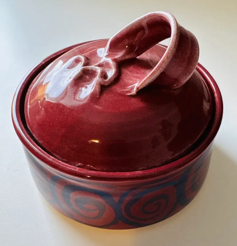 Pottery Bowl With Lid & Lid Detail