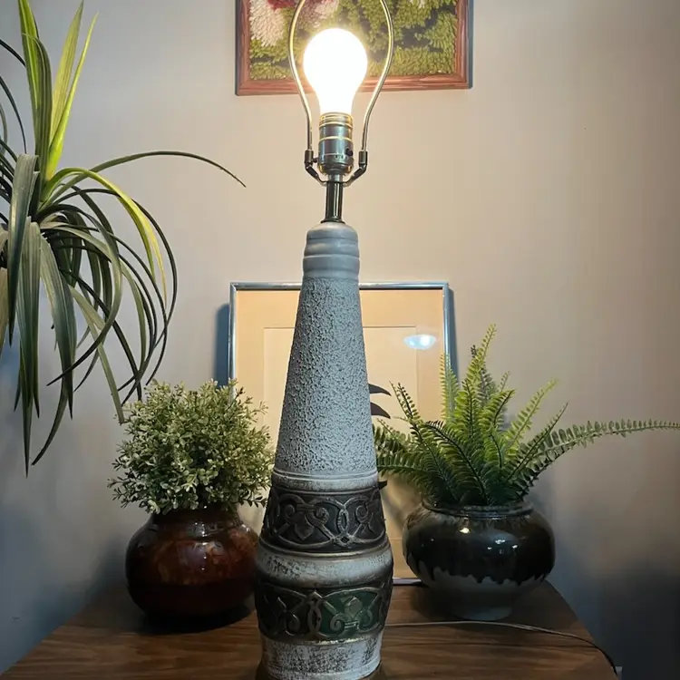 Vtg Mid-Century Ornate Gold Detailed Hollywood Regency Art Pottery Table Lamp