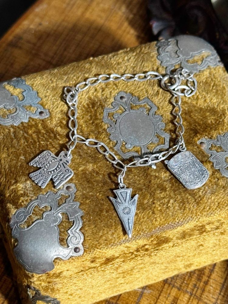 Vintage Sterling Silver Native American Charm Bracelet 
7.5” long