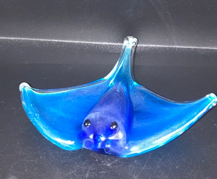 Stingray UV Reactive And Glow In The Dark Paperweight By Dynasty Gallery!  1” Tall 5” Wide 5 1/2” Long 😎😎😎 No Issues!