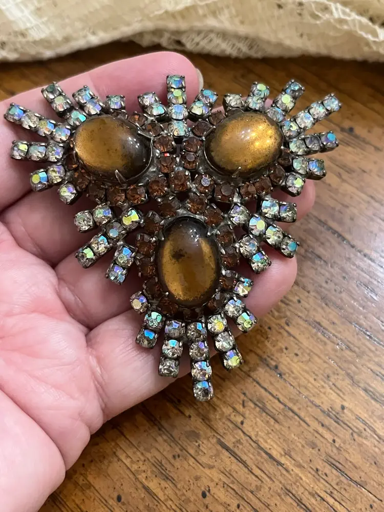 Show ,Tell, Sale Beautiful Brooches And Necklace Deals