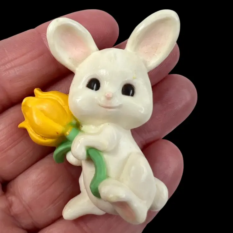 Hallmark Bunny 🐰 Rabbit Plastic Pin. Holding a Yellow Spring Tulip 🌷 Flower. Perfect for Easter. Marked Hallmark Cards, Inc.