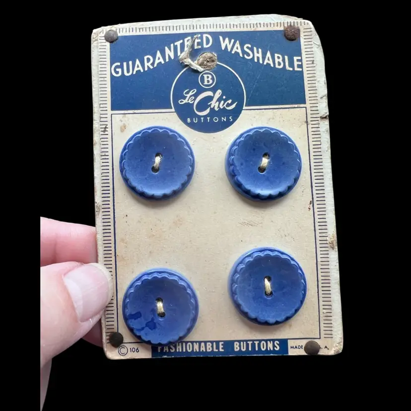 #196A Vintage Le Chic Brand Guaranteed Washable Blue Plastic Buttons With A Sunburst Or Scalloped Design On Original Card 
These Buttons We’re Manufactured Between The 1940’s - 1960’s. 3/4” In Diameter