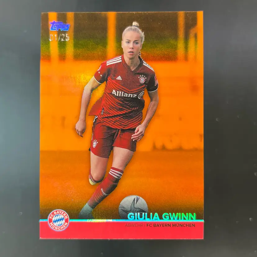 Giulia Gwinn 2021/22 Topps FC Bayern Munchen Team Set Orange /25 Soccer Card