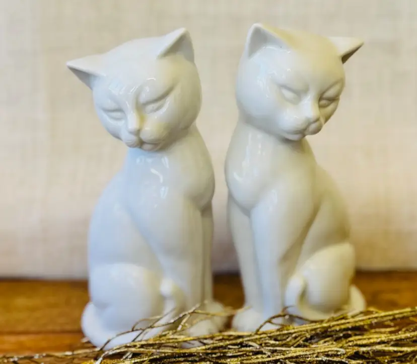 Vintage Decorative White Ceramic Cat Kitten Statue Figurines Pair Made In Japan
