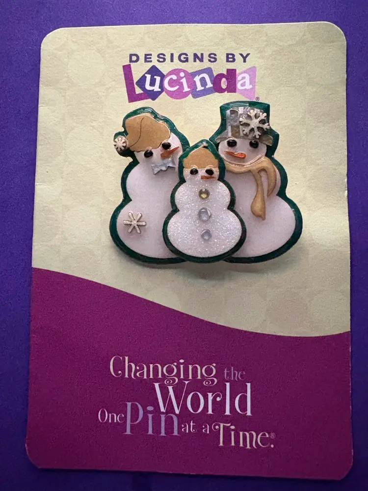 Designs By Lucinda ~ Vintage SNOWMAN FAMILY Pin / Brooch  ~ Dark Green Background ~ Kid Is Glittery ~ Each Snowman Has Accessories In Gold. ❄️☃️