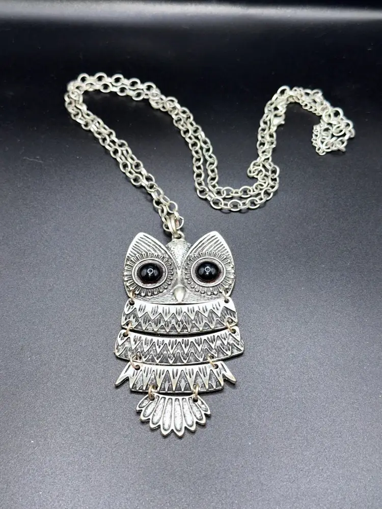 Vintage Silver-Tone Articulated Owl Pendant Necklace – Long Chain Statement Jewelry