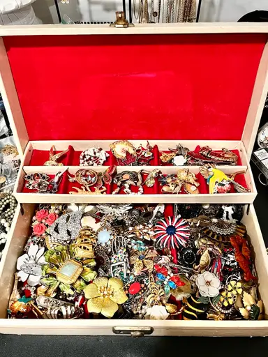 Brooches! Let’s Dig 😍