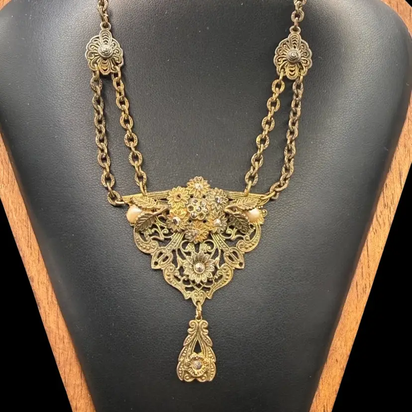 Vintage Etruscan style pendant necklace featuring faux pearls and rhinestones.
