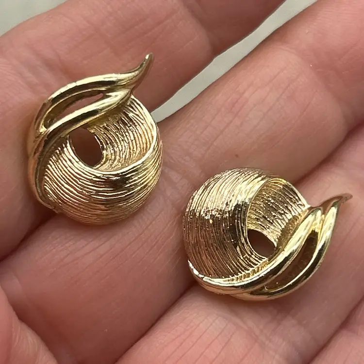 Vintage Lisner Gold Tone Swirl Earrings Screw Back Textured Mid Century Modern