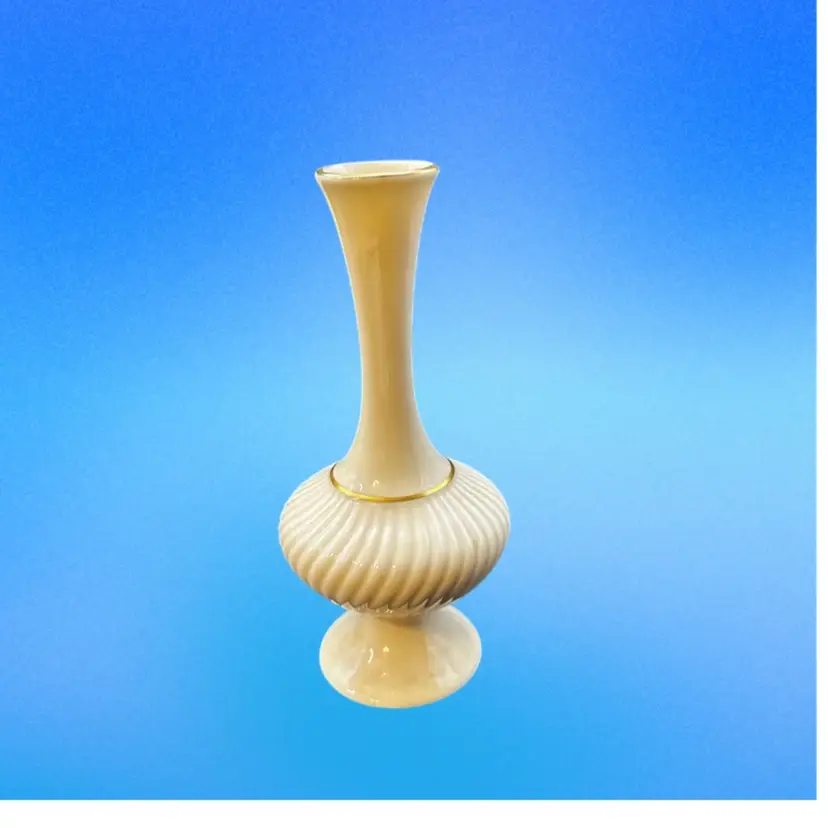 010 A vintage Lenox Savoy
Collection fluted swirl ribbed bud vase.