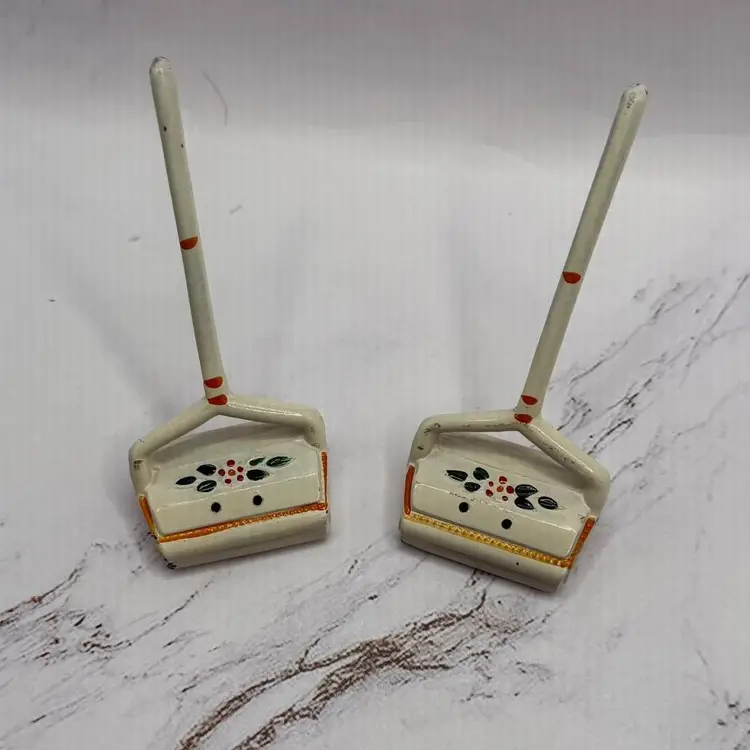 Vintage Metal Carpet Sweeper Salt & Pepper Shakers Set Metal NOV Co. Japan