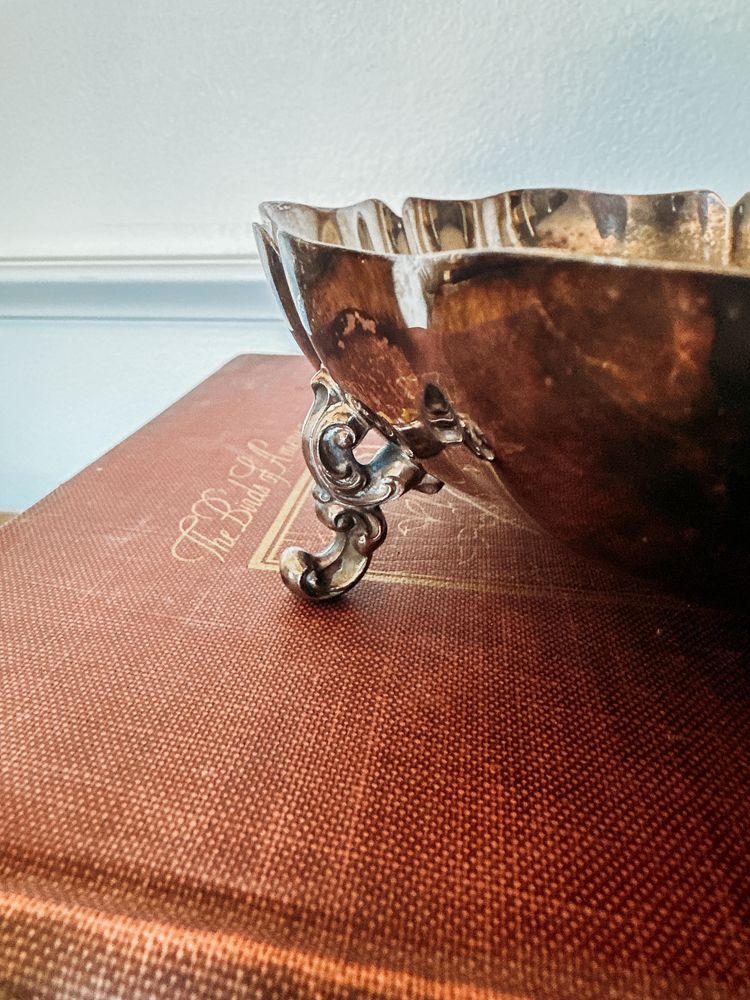 WM A Rogers Tri-Footed Silverplate Candy/Nut Dish Bowl Scalloped Ornate Feet