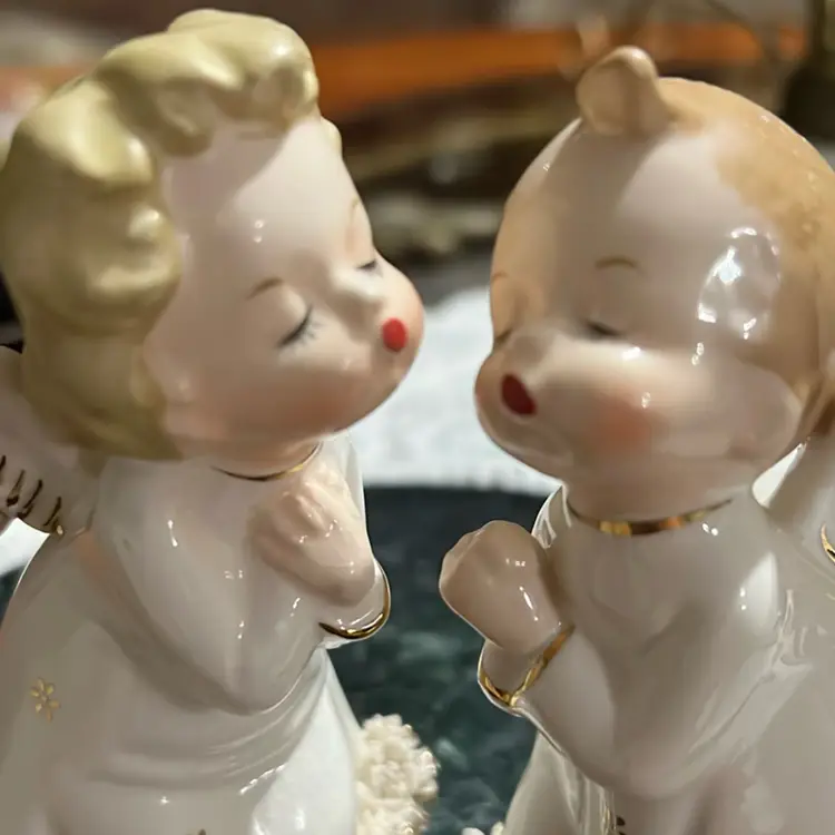 A 1950’s pair of vintage Napco ceramic kissing angel figurines With Spaghetti Details No Repairs Excellent Condition