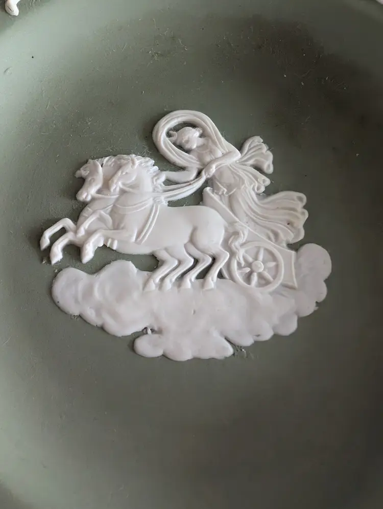 Vntg Wedgwood Green Jasperware Small Ashtray Chariot & Grape Leaf Border 4¼"