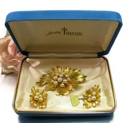 CROWN TRIFARI Floral Pin & Earrings Set Faux Pearl Vintage Designer Signed Ex