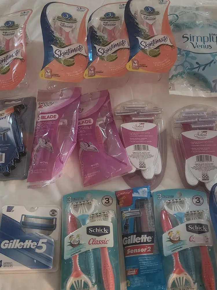 Lot of 33 Sealed Multi pack Brand Razors