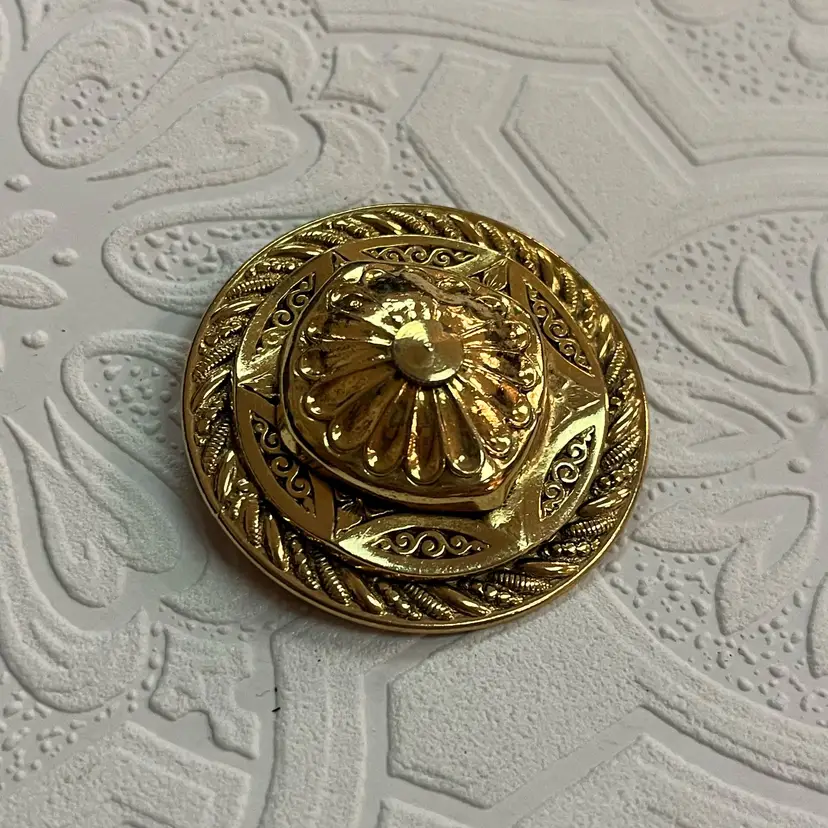 #J50 - Vintage Gold Tone Medallion Brooch