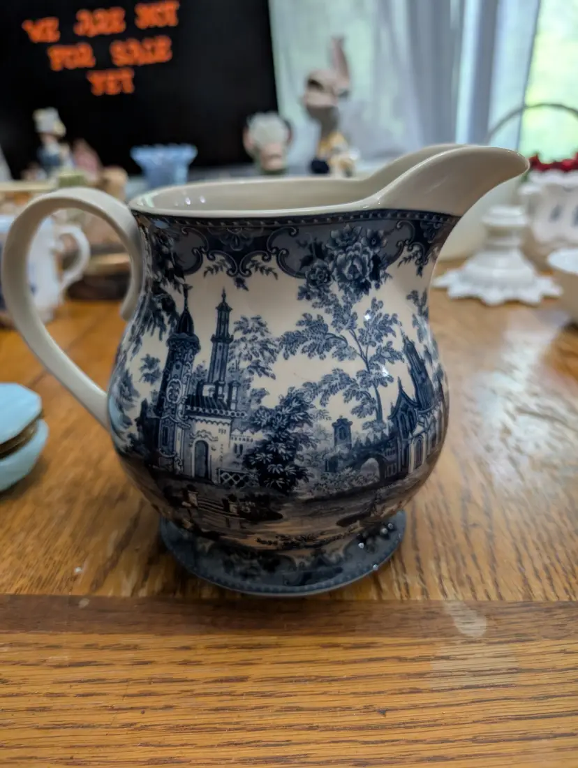 Madison Bay Company blue-and-white porcelain Pitcher er