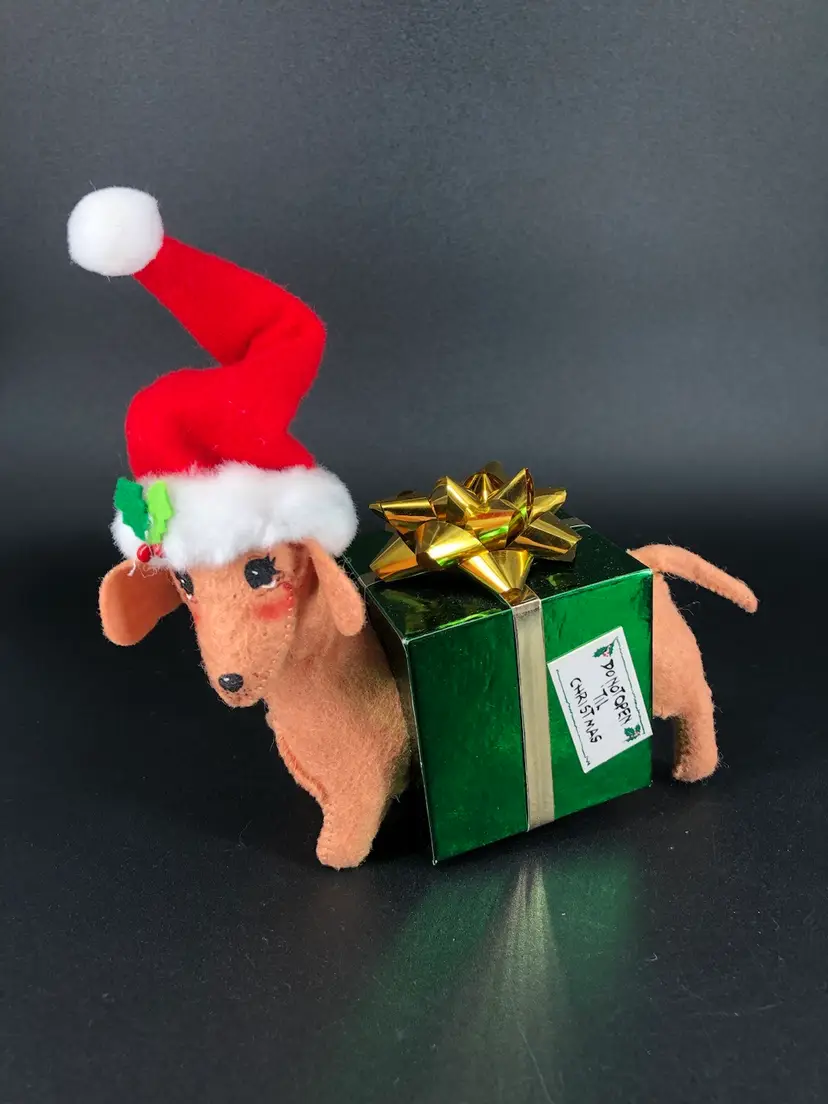 Annalee Doll 2010 Delivery Santa Present Dachshund Puppy Dog