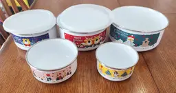 Vintage Enamelware Christmas Bowls "Here Comes Santa" with 2 Lids
