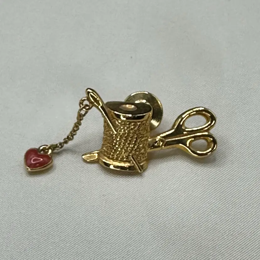 A068 - Avon Sewing Heart Pin
