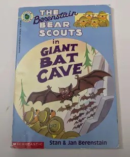 The Berenstain Bear Scouts in Giant Bat Cave - Stan & Jan Berenstain