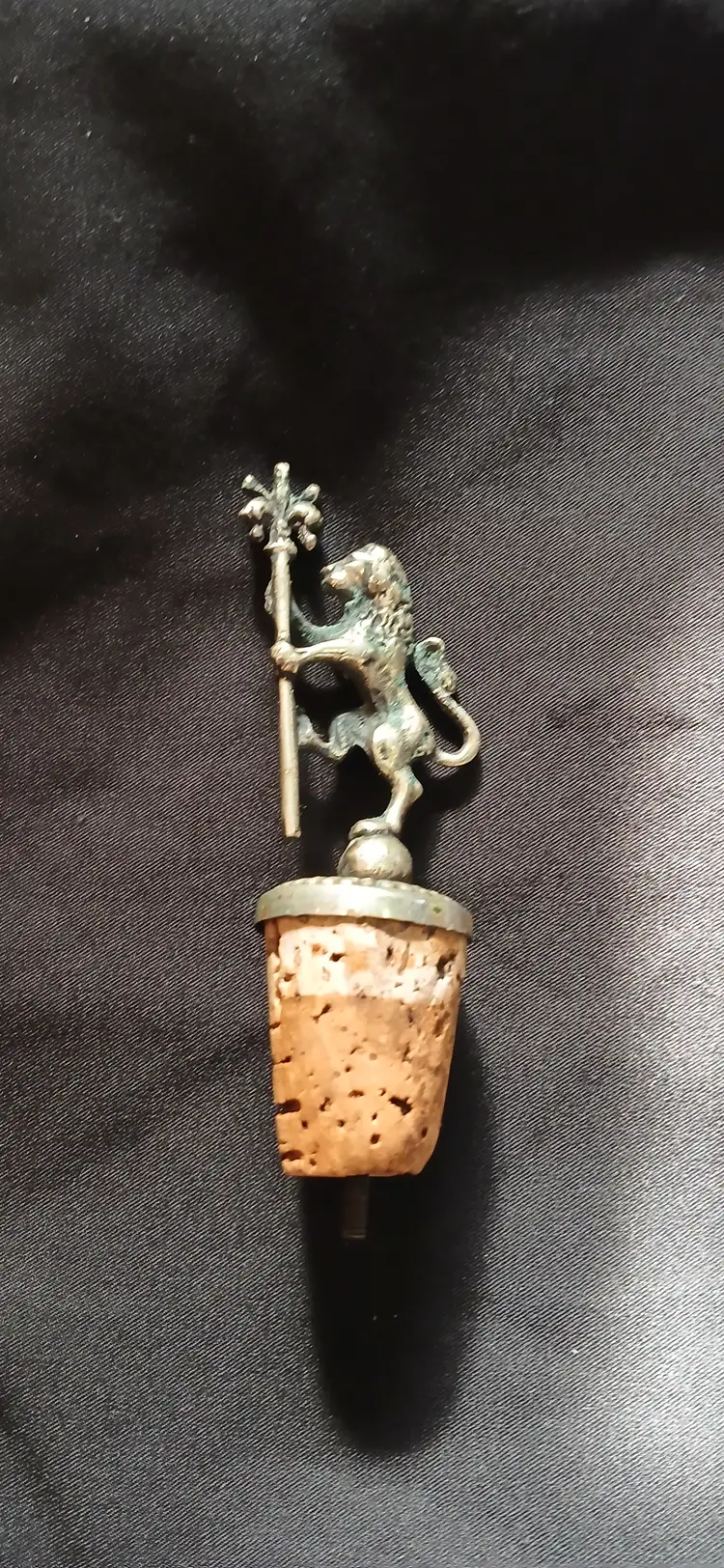 This Vintage HERALDIC RAMPANT LION W/Staff WINE CORK BOTTLE STOPPER is a unique and elegant addition to any kitchen or barware collection. The intricately designed lion pattern adds a touch of vintage charm, while the cork material ensures a secure seal to keep your wine fresh. Perfect for collectors or those looking for a stylish way to seal their favorite bottles, this bottle stopper combines functionality with a touch of old-world flair.