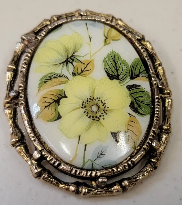 Lot of 2 - Flower brooches