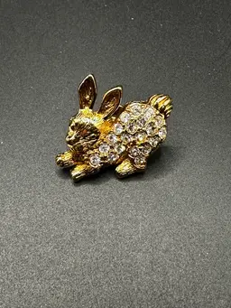 A106 - Avon Rhinestone Bunny Pin