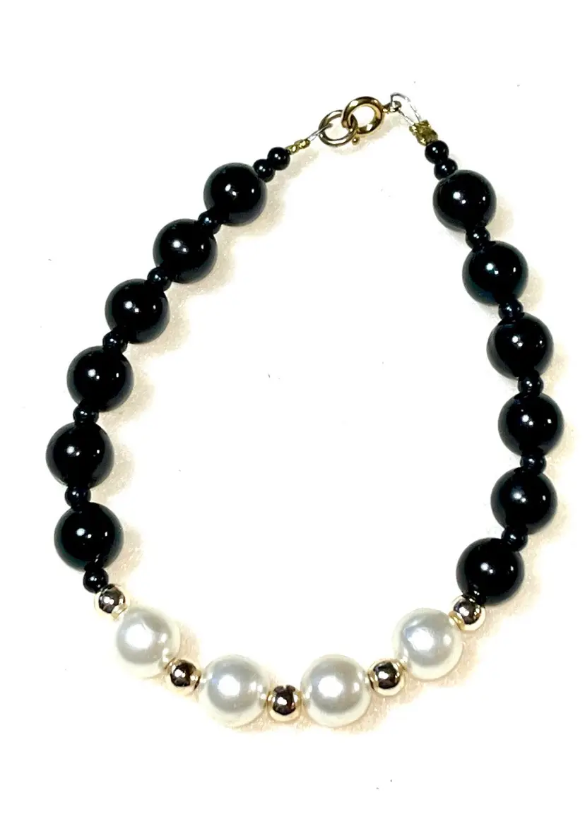 Black White Gold Tone Plastic Beads. Bracelet. Size 7.5-8