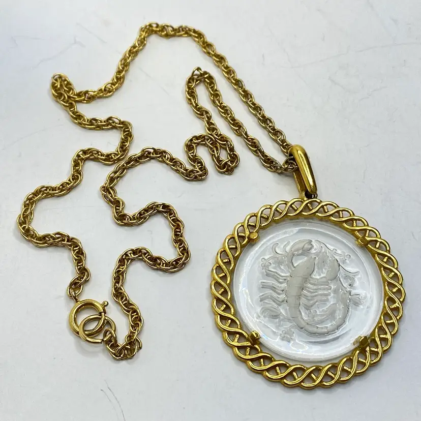 #02 Vintage Trifari Scorpion Necklace Intaglio Glass Pendant Gold Tone Signed