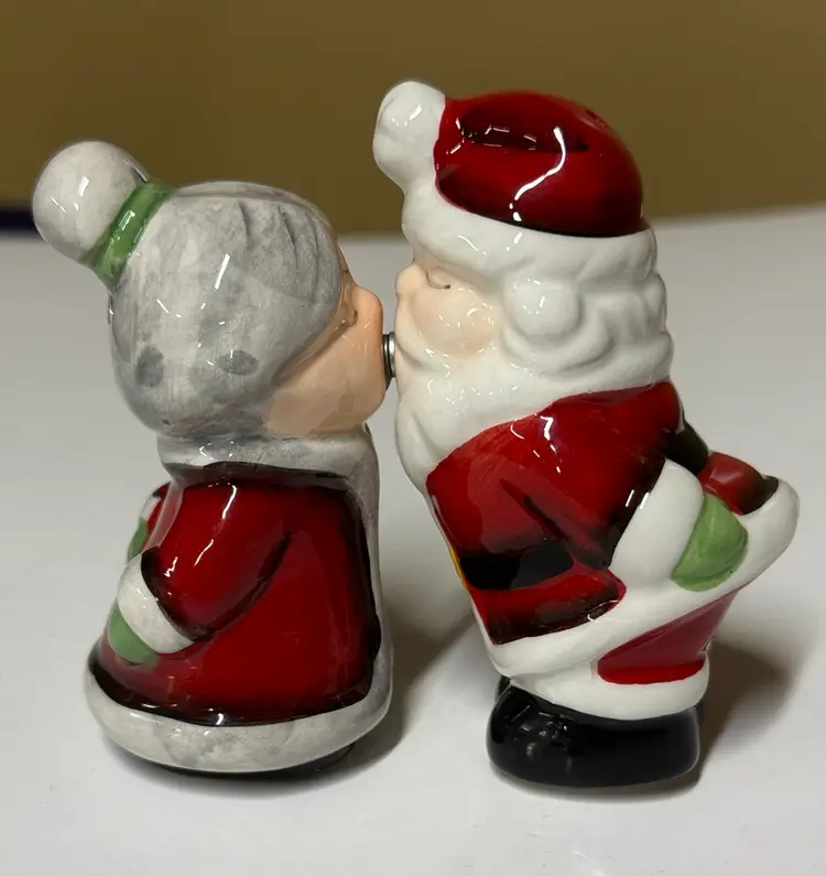 Santa and Mrs. Claus Salt and Pepper Shakers Magnetic Kissing Christmas 3.75”
