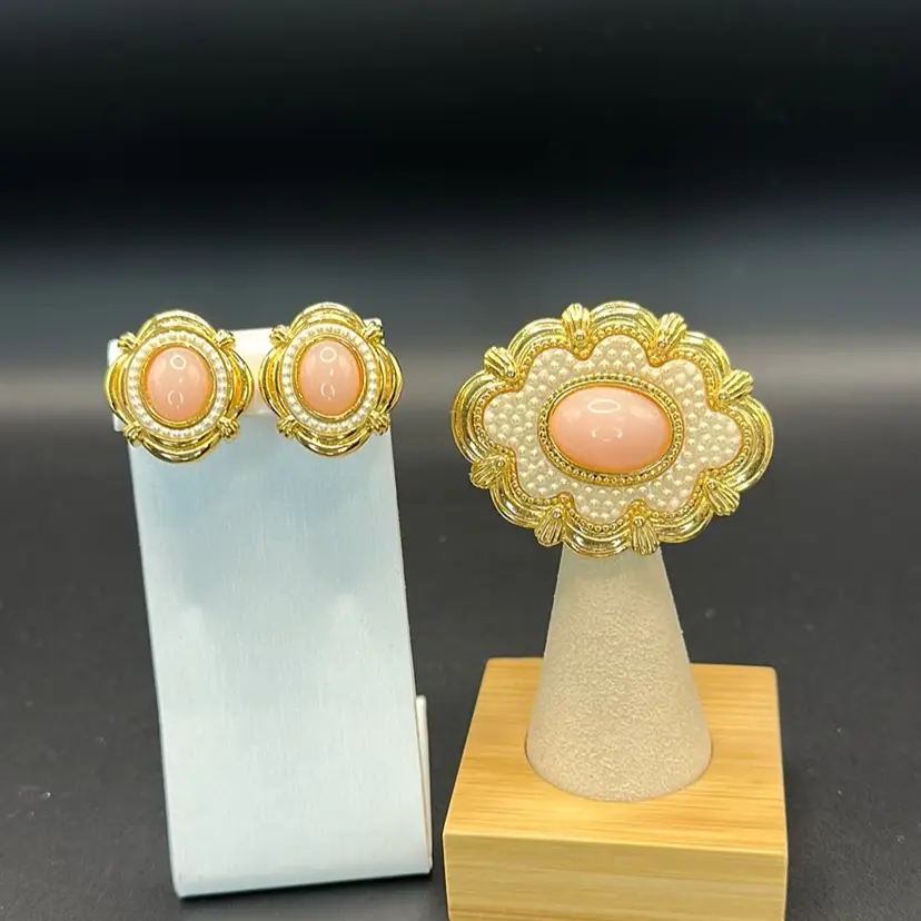 A007 - Avon 1988 Victorian Spring Brooch & Clip Earrings