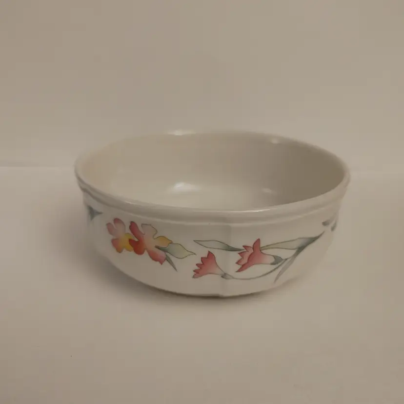 Villeroy & Boch porcelain bowl. Riveria pattern. 4 in wide and 1.5 high. No chips or cracks.