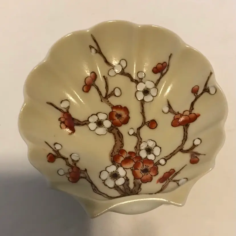 VTG Porcelain Scalloped Edge Handpainted Shell Shaped Dish 4”