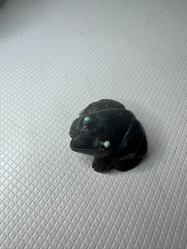 Native American Zuni Fetish Carved Black Stone Frog With Blues Eyes