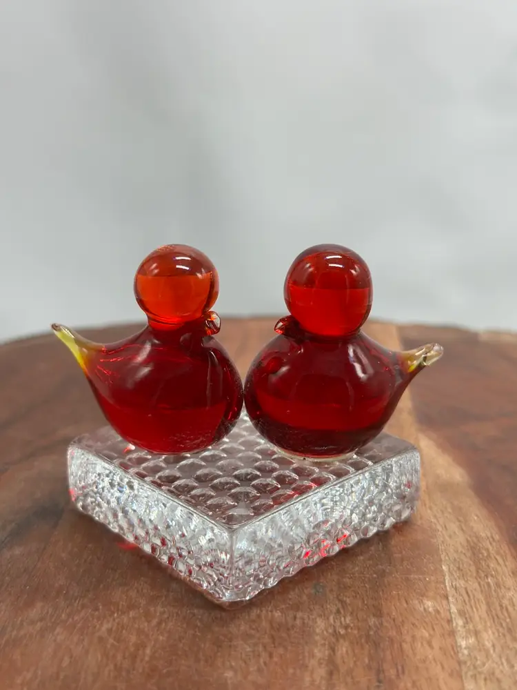 Art Glass Amberina Lovebirds On Crystal Stand / Riser ( Attached ) UV Glow