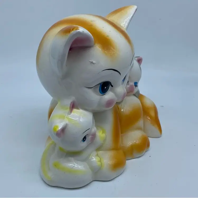 #5014 Vintage ceramic mother cat with two kittens, a "Made in Taiwan" piggy bank.