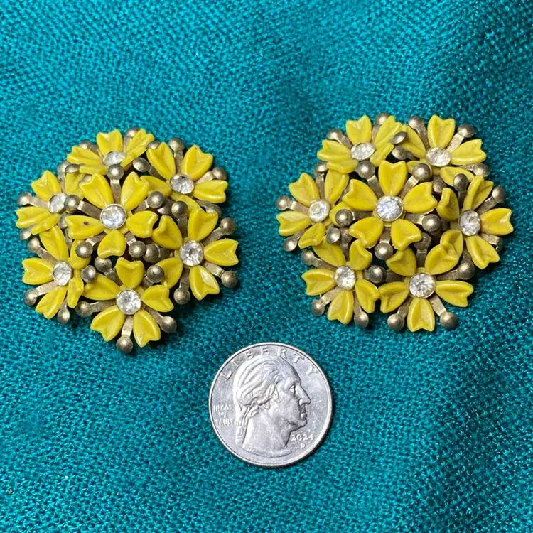 Coco Brand ? Yellow Flower Cluster With Clear Rhinestones 1950’s